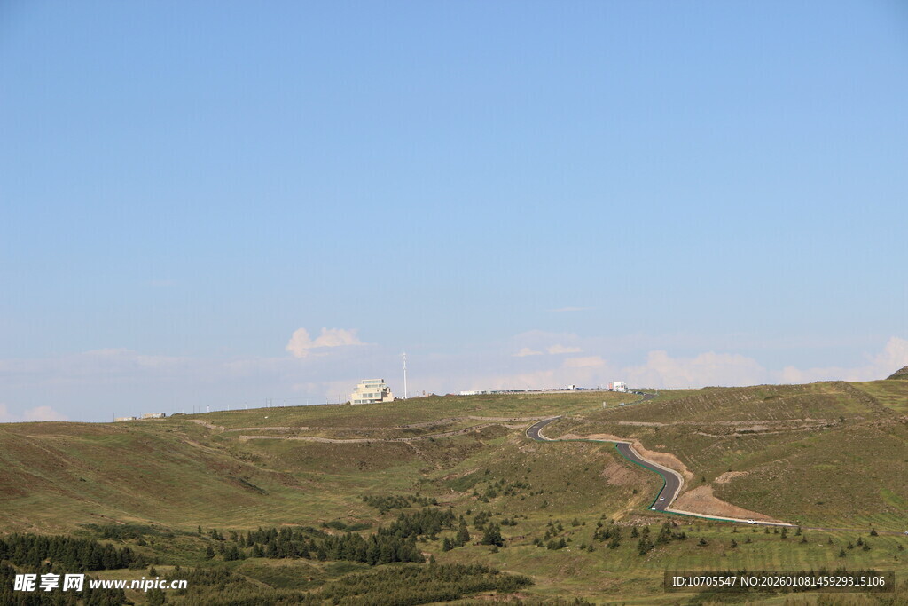 草原上蜿蜒的山间小路