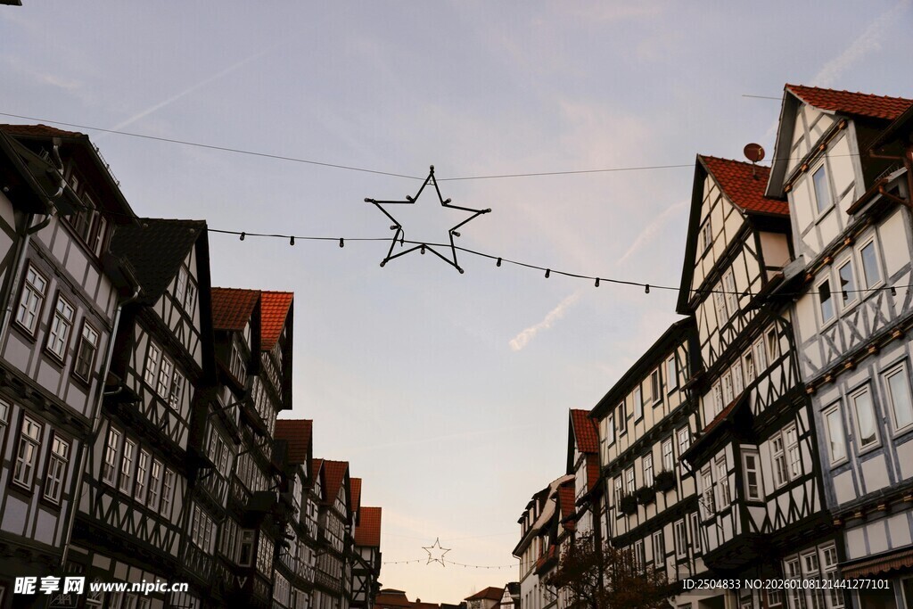 欧式街道挂饰装点的美景