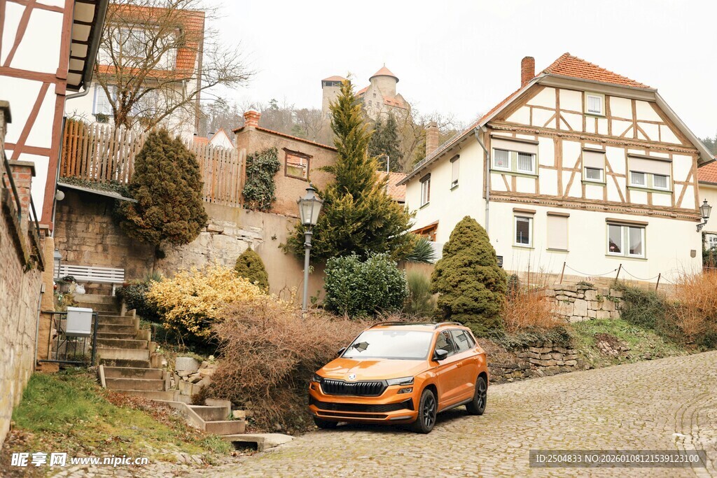 乡村小道上的橙色跑车