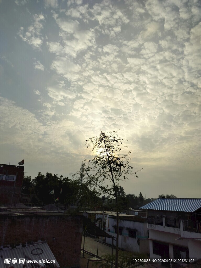 夕阳下的村庄与天空