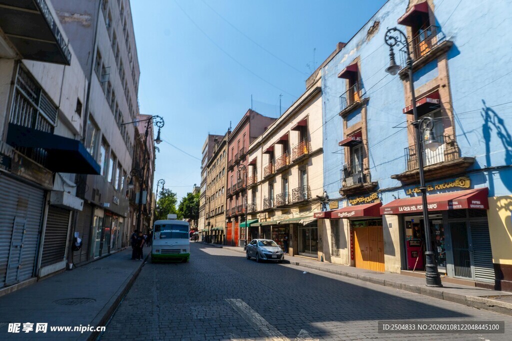 城市街道旁的多彩建筑