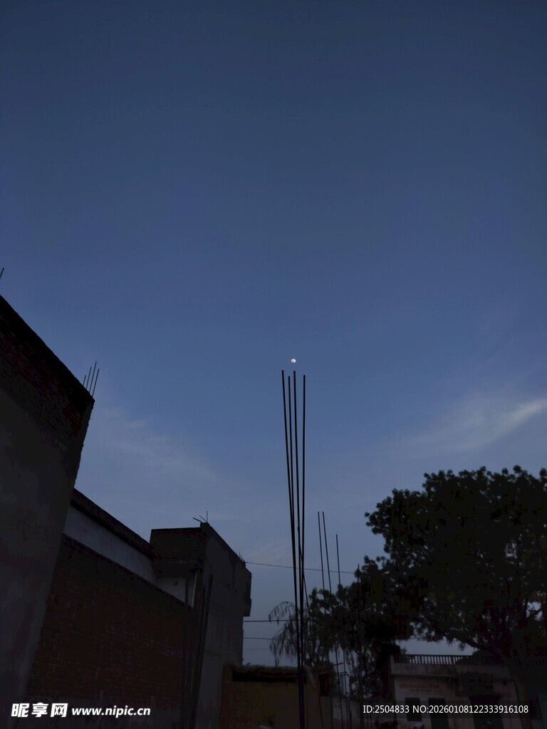 城市中高耸建筑与低矮房屋