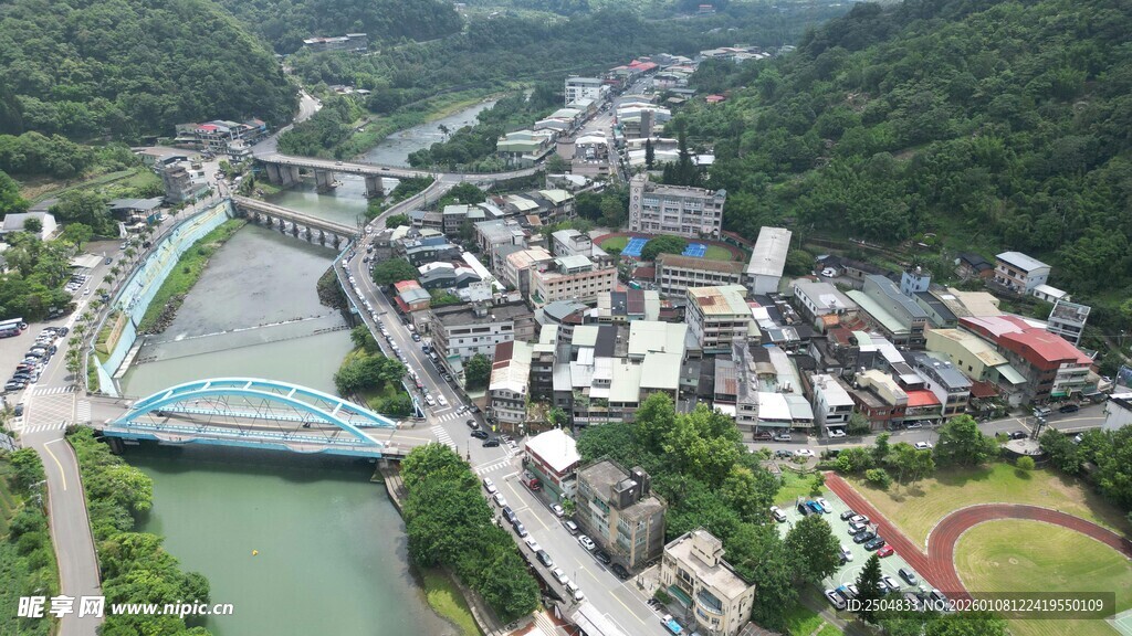 俯瞰山间小镇与河流美景