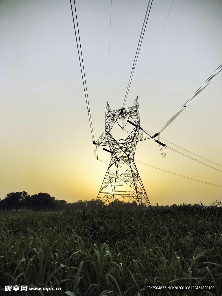 夕阳下的高压输电塔