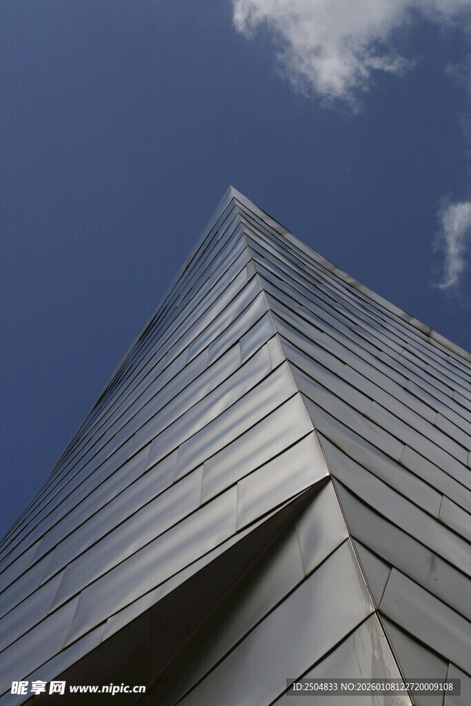 现代金属质感建筑一角