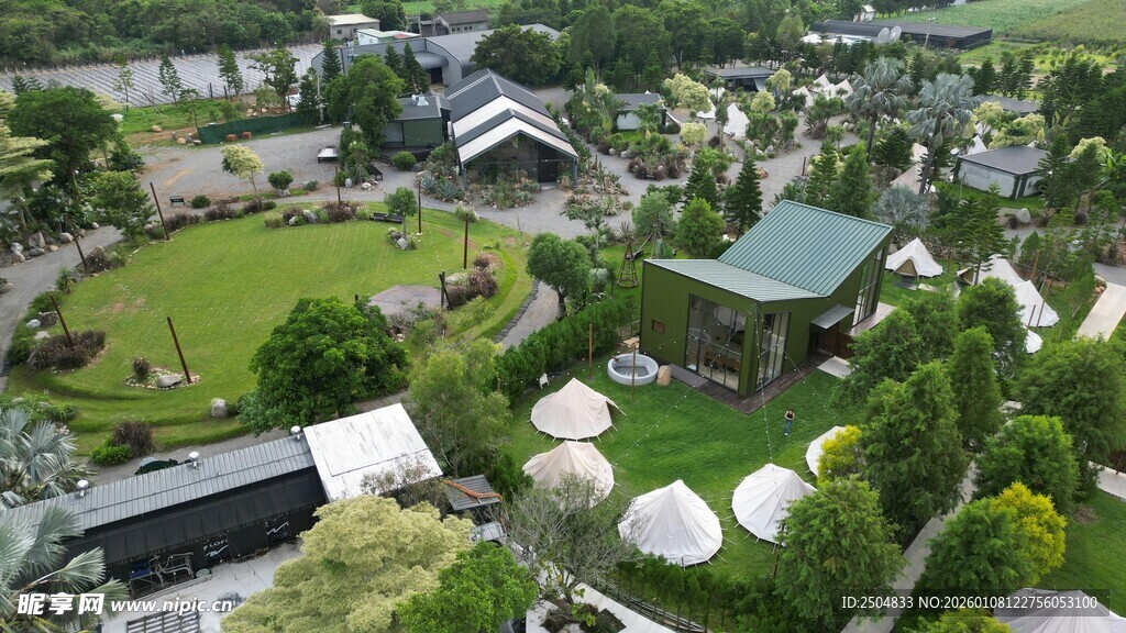 俯瞰绿意盎然的休闲村落