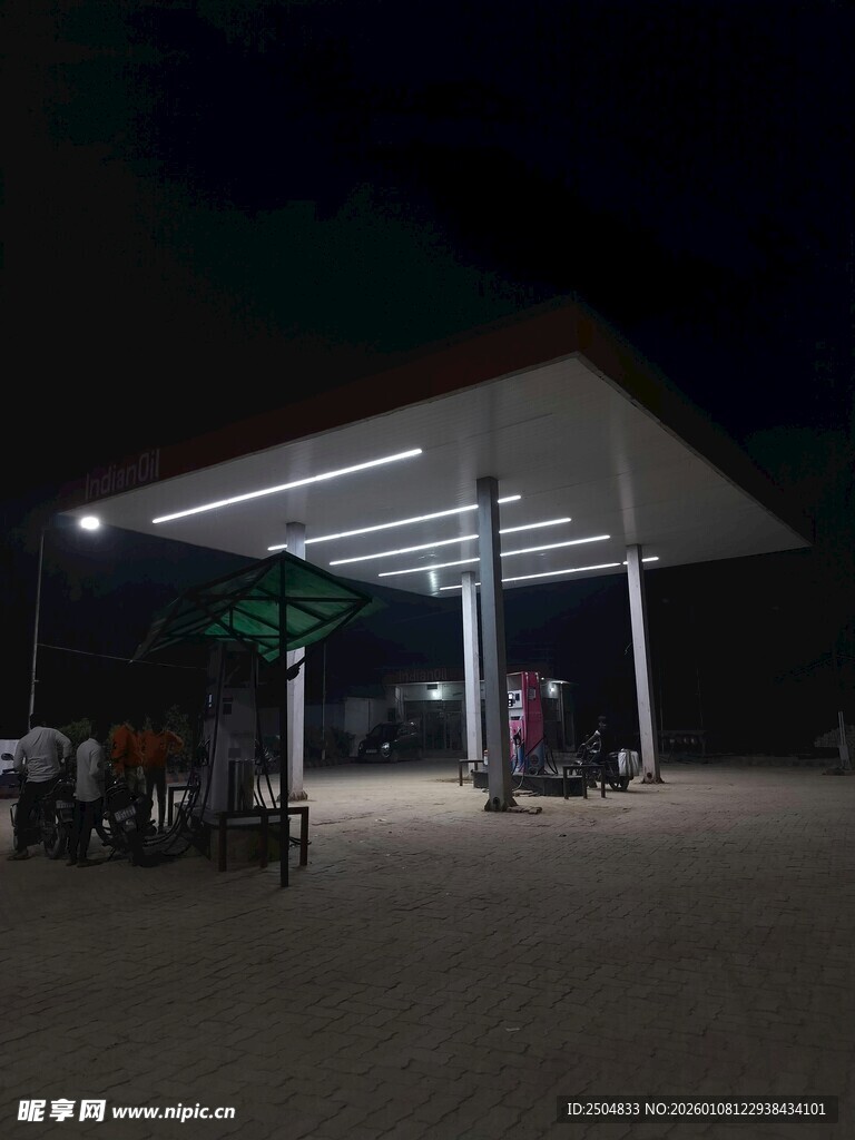 夜间加油站场景