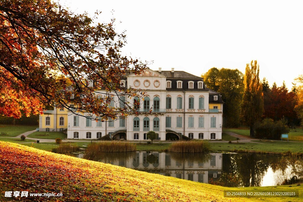 湖畔欧式城堡秋日美景