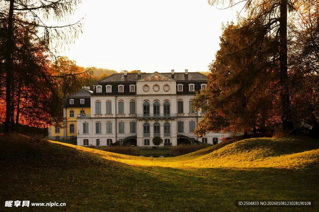 秋日山林中的宏伟欧式建筑