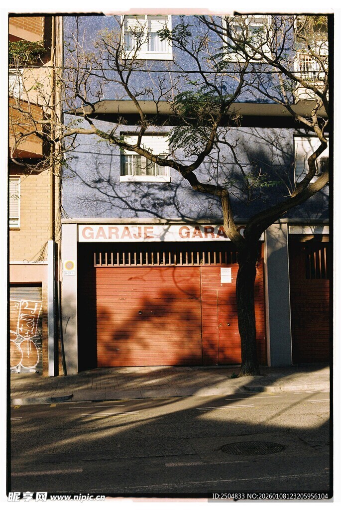 城市中带车库的建筑一角