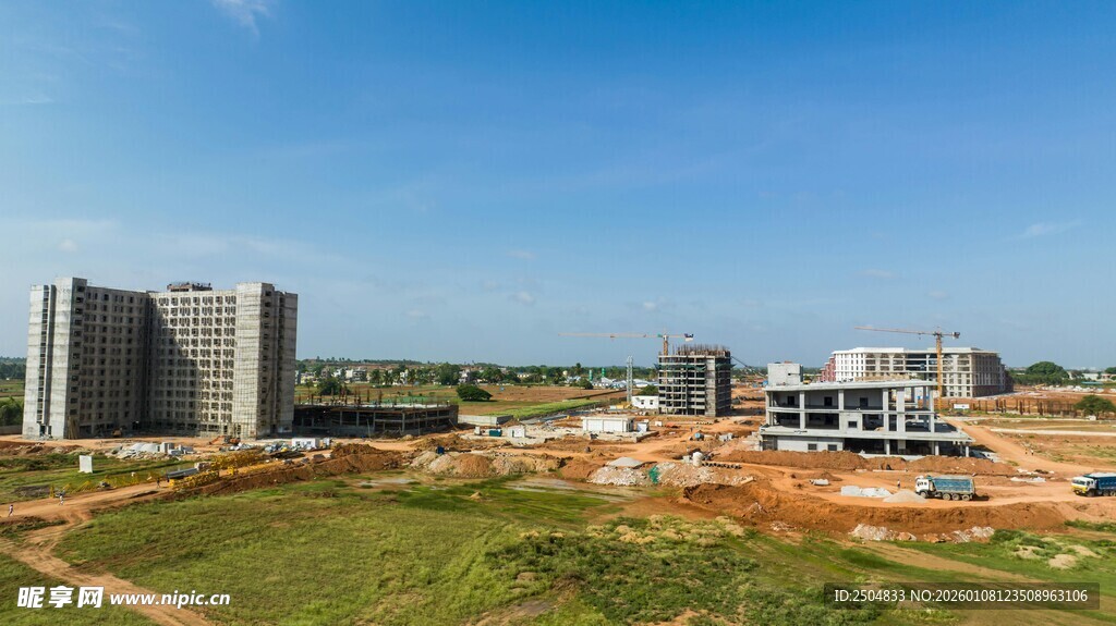 在建建筑群与开阔绿地