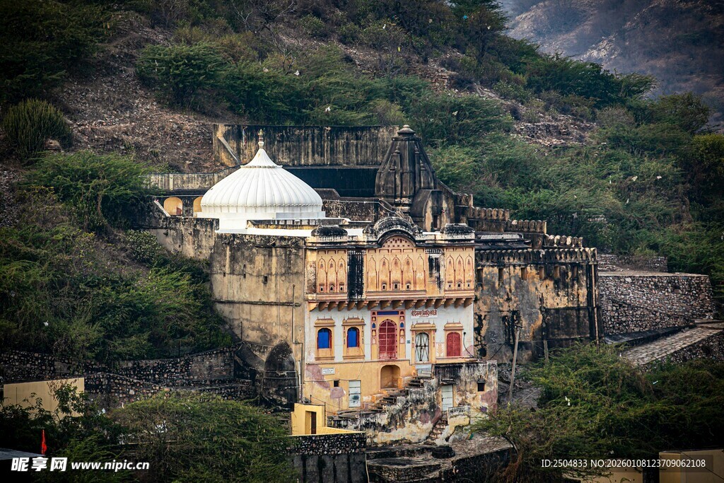 古老城堡隐于山林之间