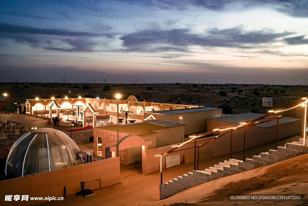 沙漠中的璀璨营地夜景