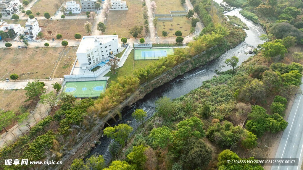 俯瞰葱郁环绕的蜿蜒河流