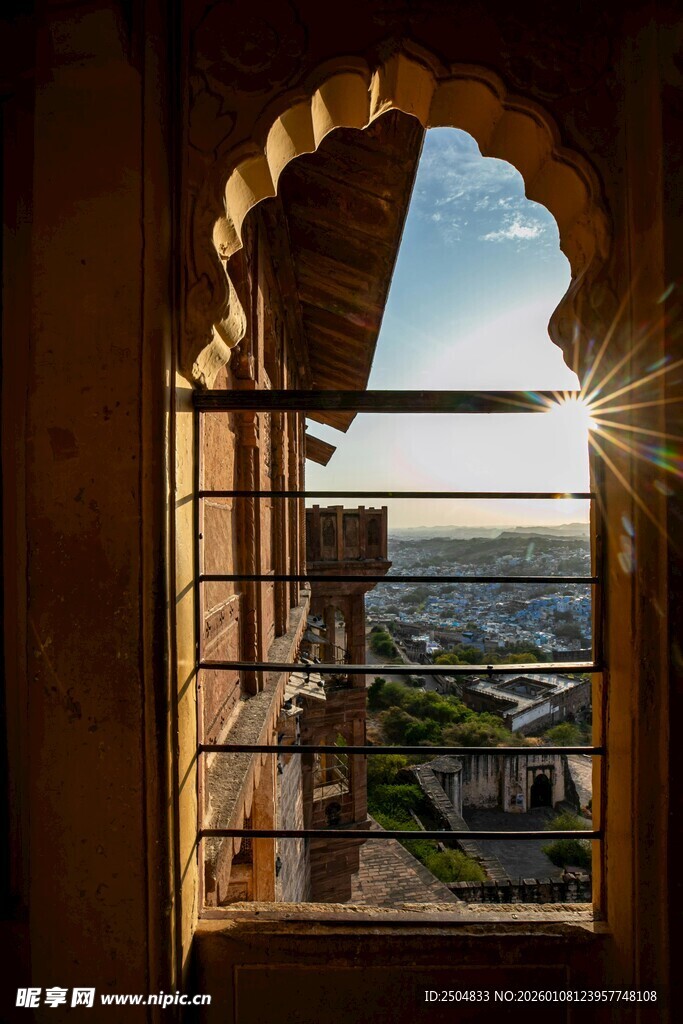 透过拱门窗看城市风光