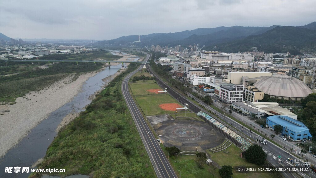 城市河畔景观俯瞰图