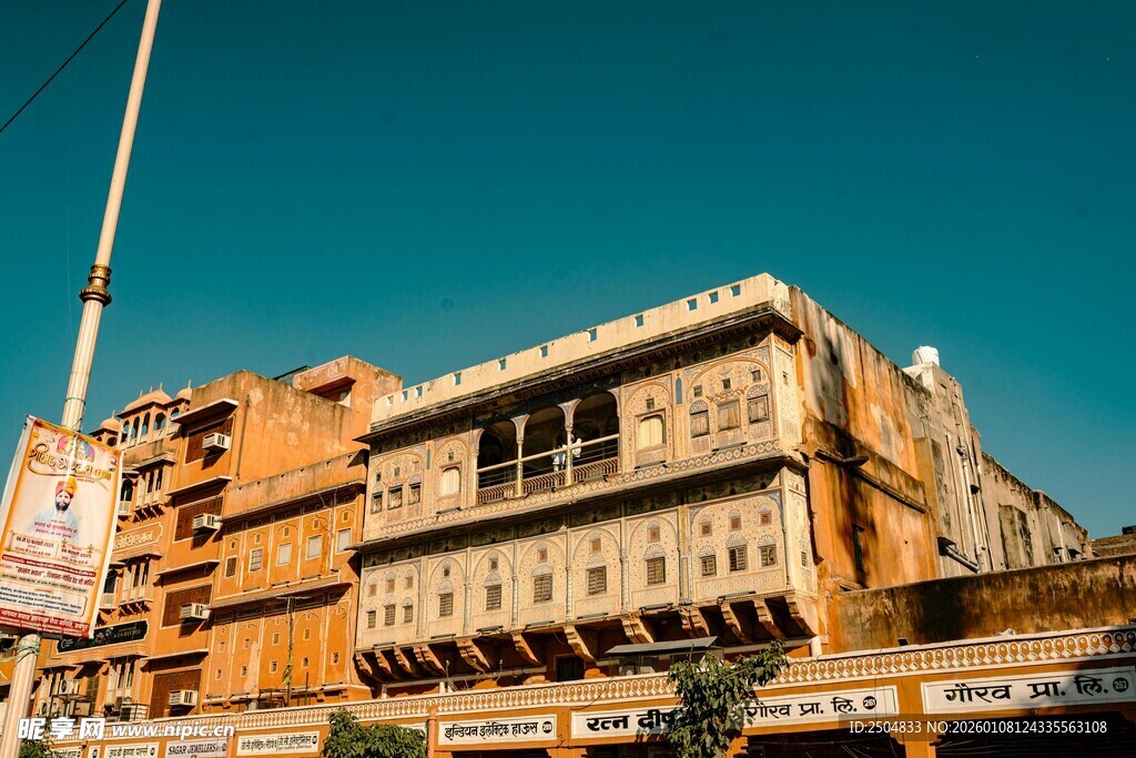 城市中复古风格的多层建筑