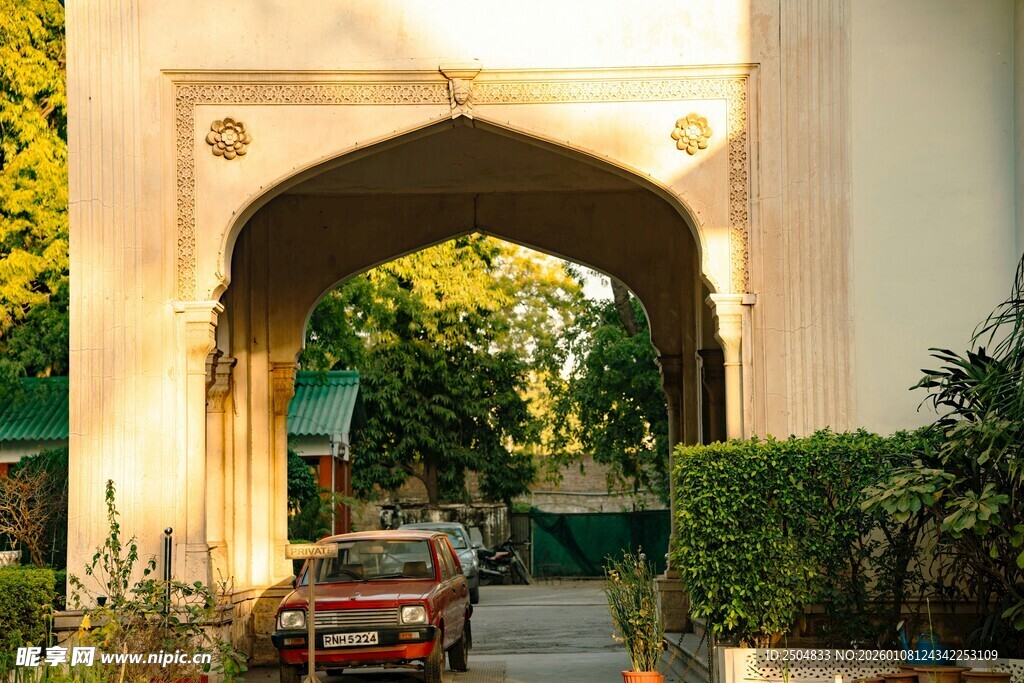 拱形门洞下的红色轿车