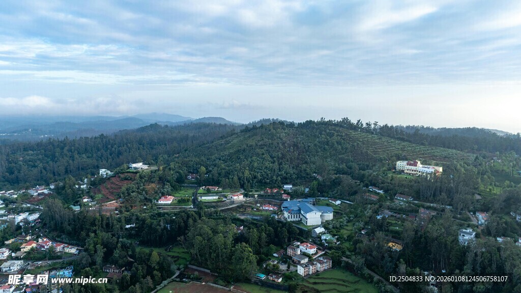 俯瞰葱郁山林美景
