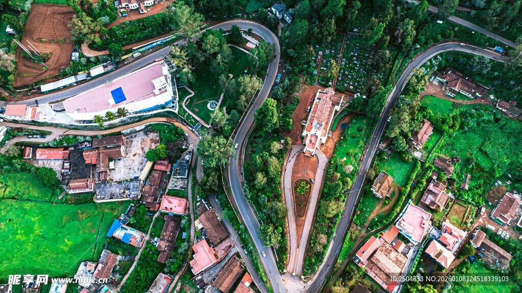 俯瞰山间错落有致的小镇