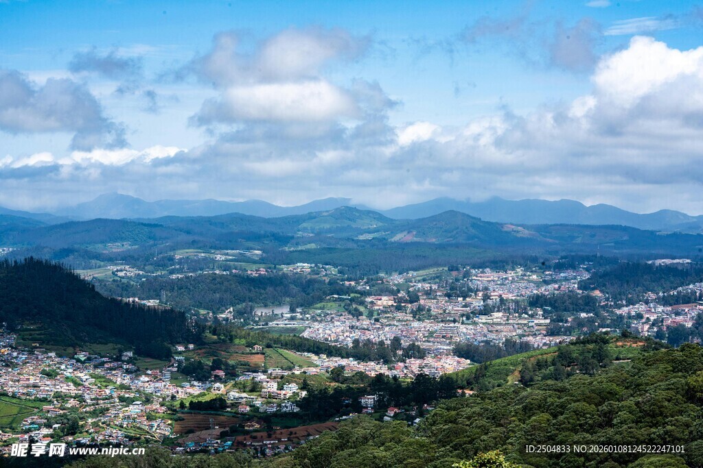 俯瞰山间城镇美景