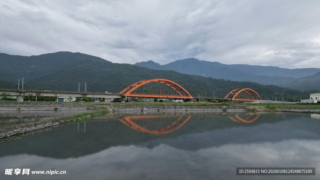 湖畔橙桥映青山