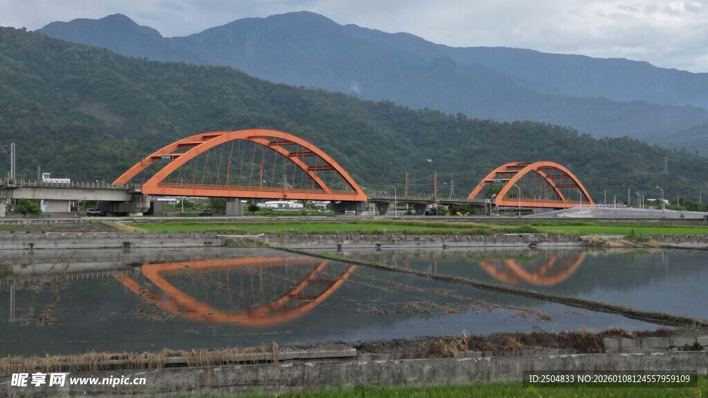 湖畔橙桥映青山