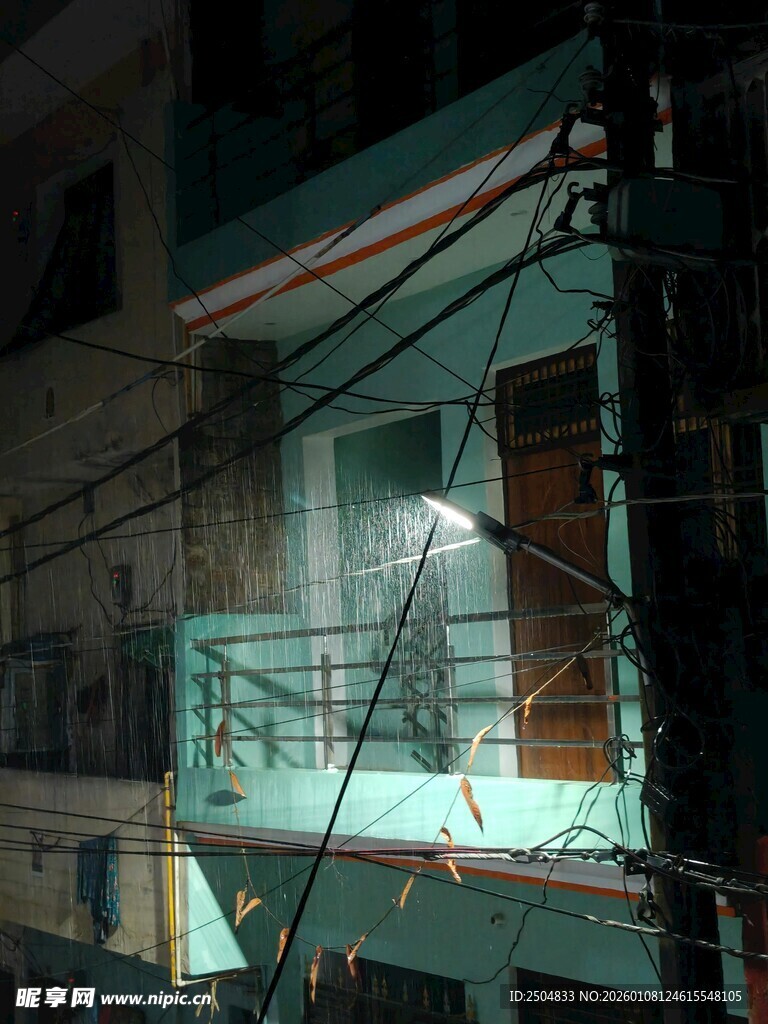 夜晚灯光下的建筑阳台