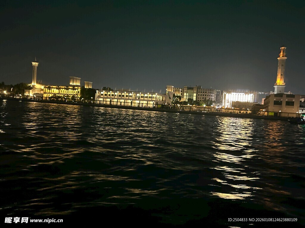 夜晚水边城市璀璨夜景