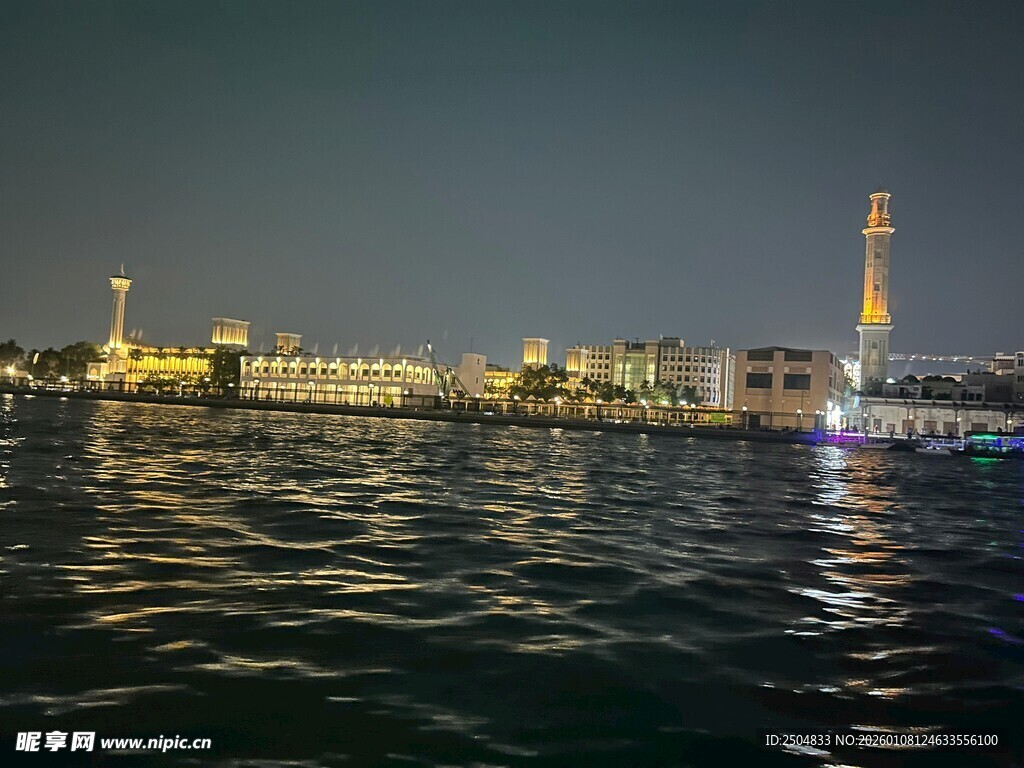 夜晚河畔璀璨城市景观