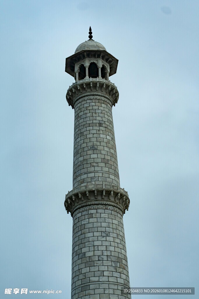 古老石塔高耸天际