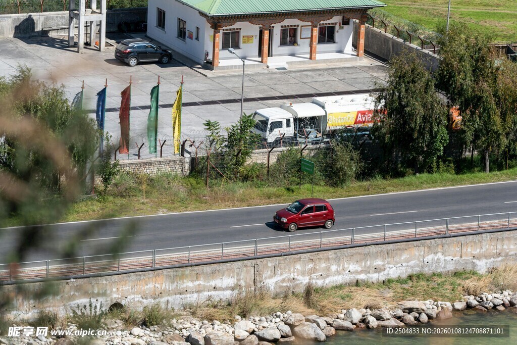 公路上行驶的红色轿车