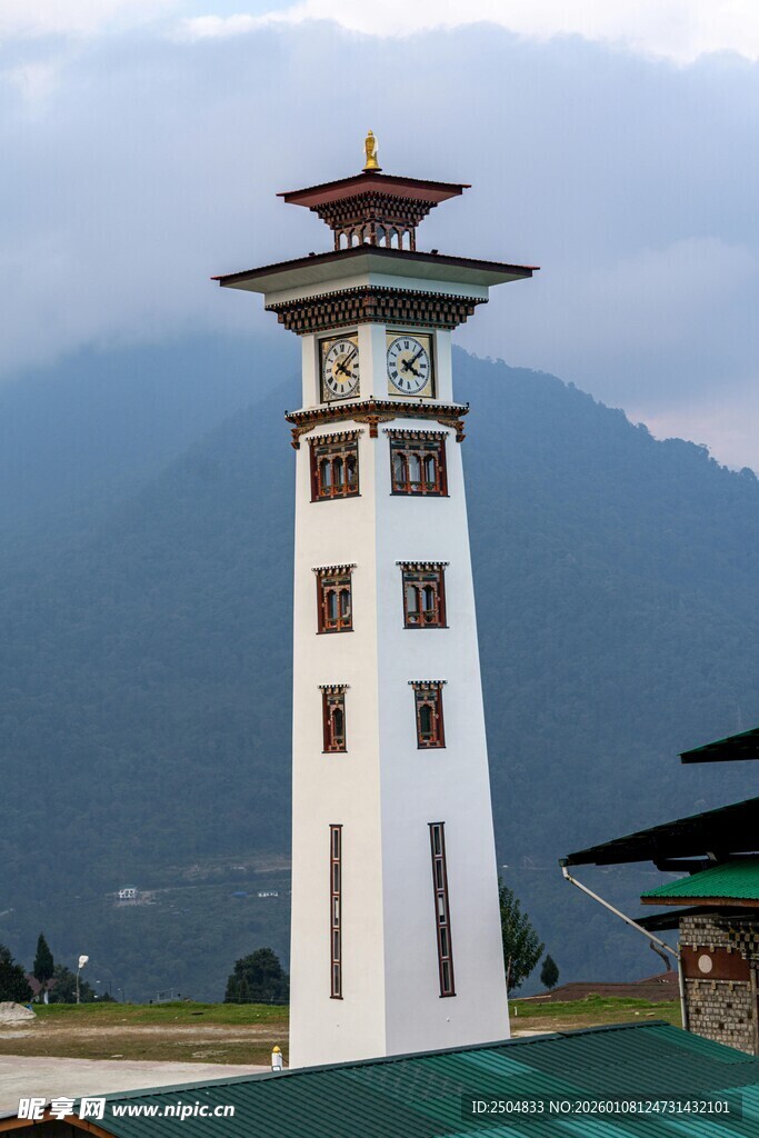 白色钟楼建筑 远山背景