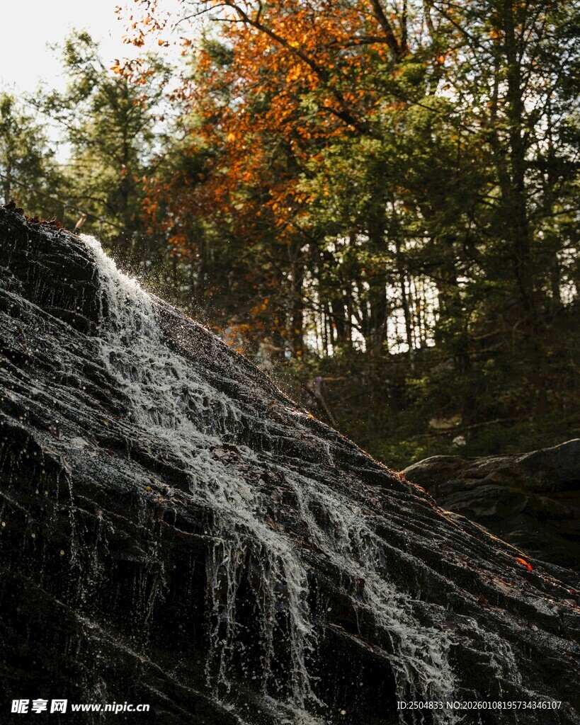 秋日山林中的潺潺瀑布