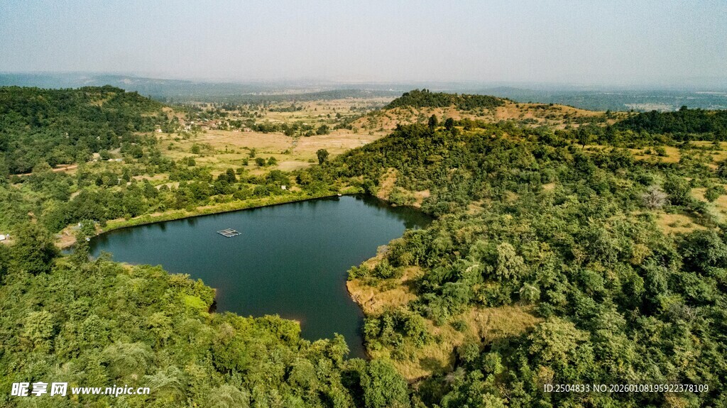 空中俯瞰翠绿环绕的湖泊