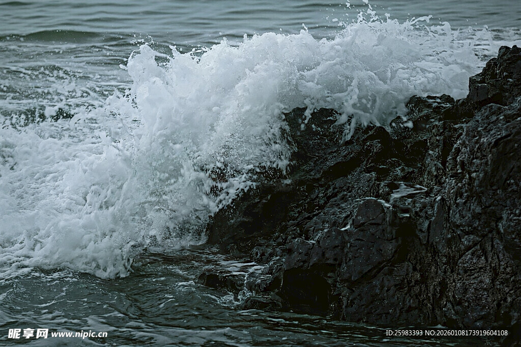 海浪拍击礁石