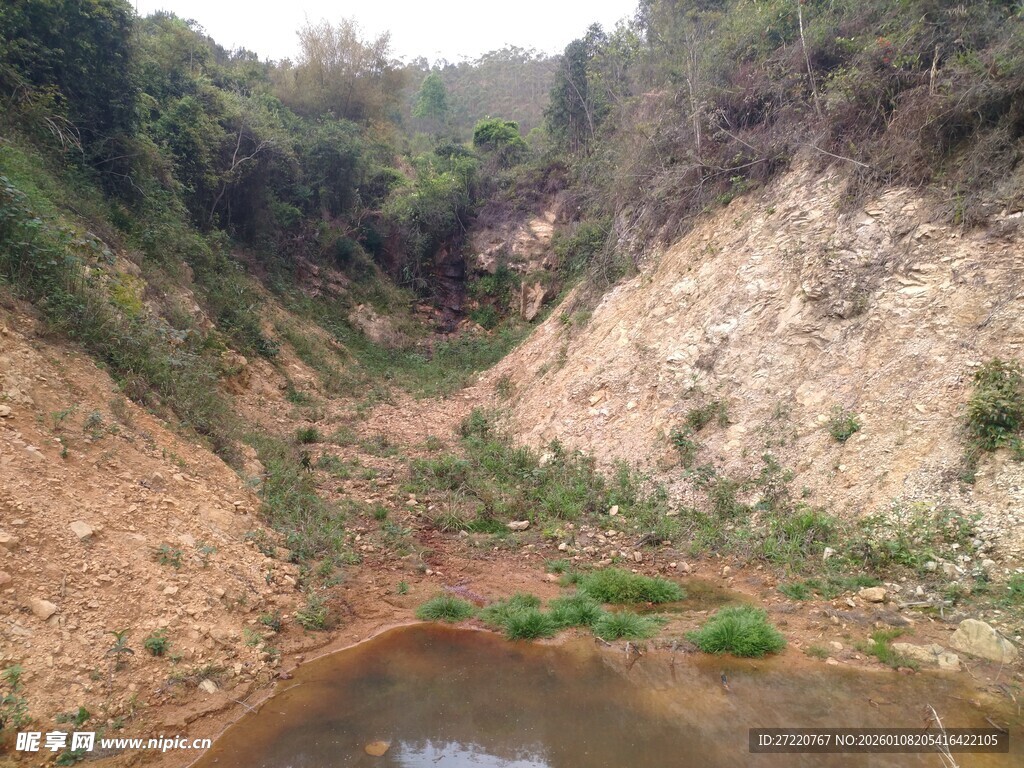 山间干涸的低洼积水地带