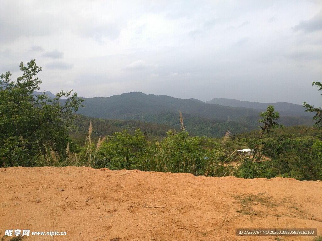 山间开阔沙地景色