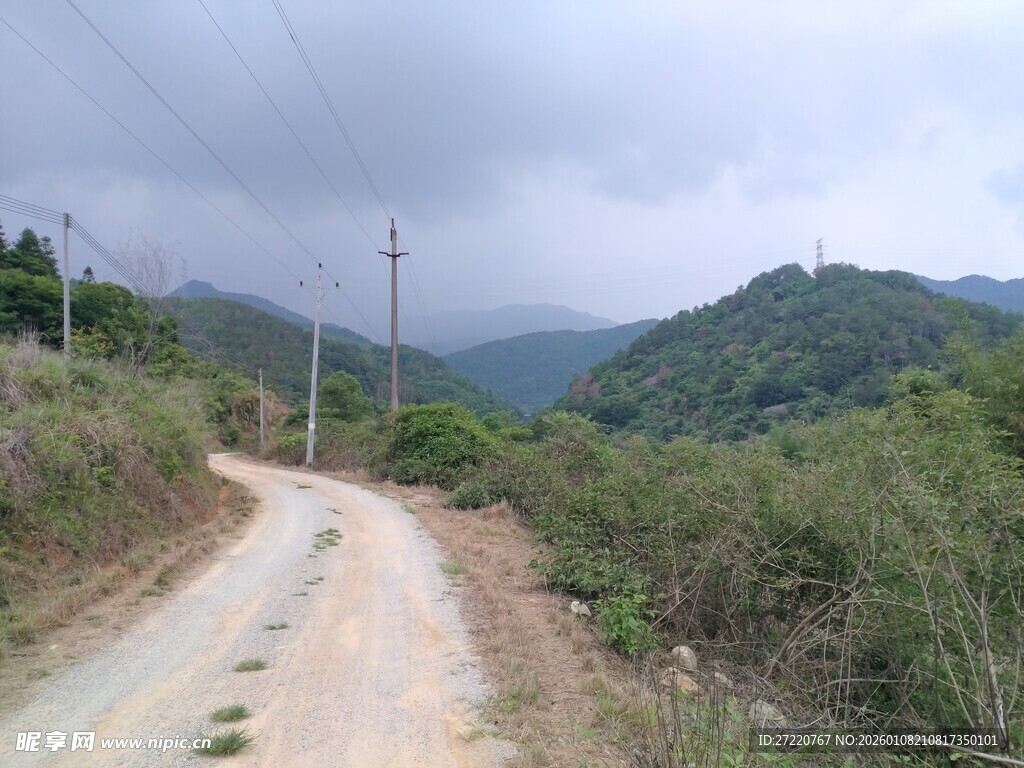 山间蜿蜒土路 自然景致