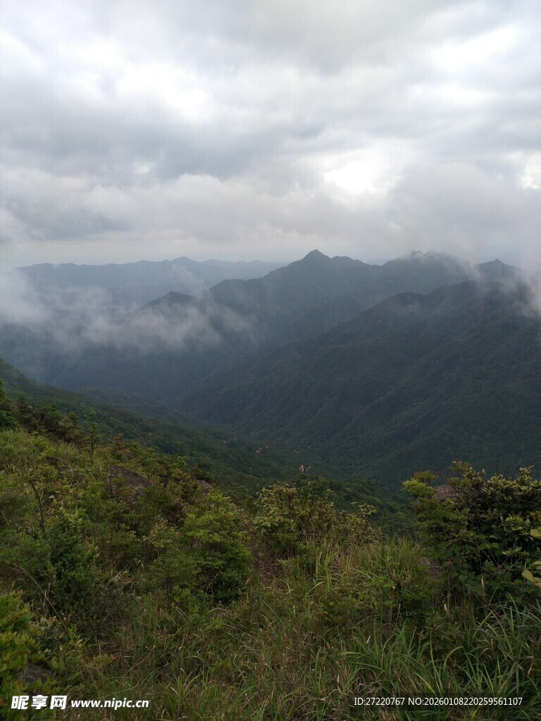 云雾缭绕的山间美景