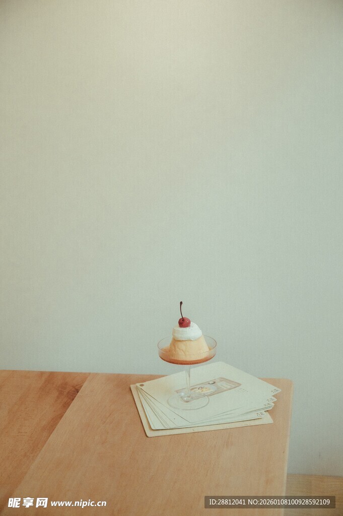 简约桌面的精致小蛋糕