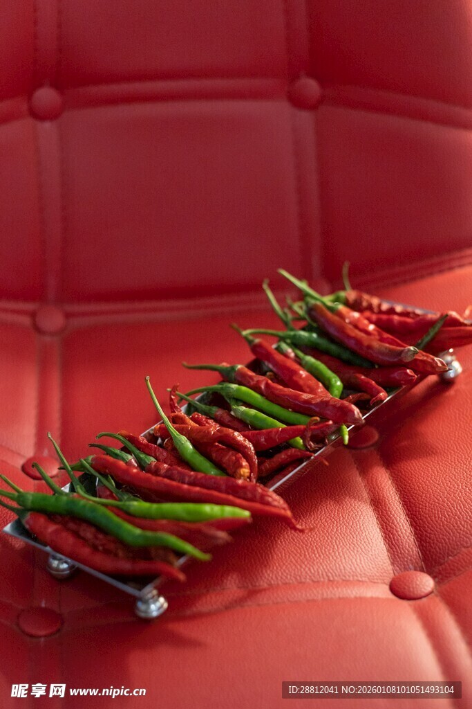 红沙发上的多彩辣椒串