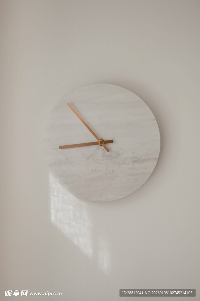 简约白色大理石挂钟