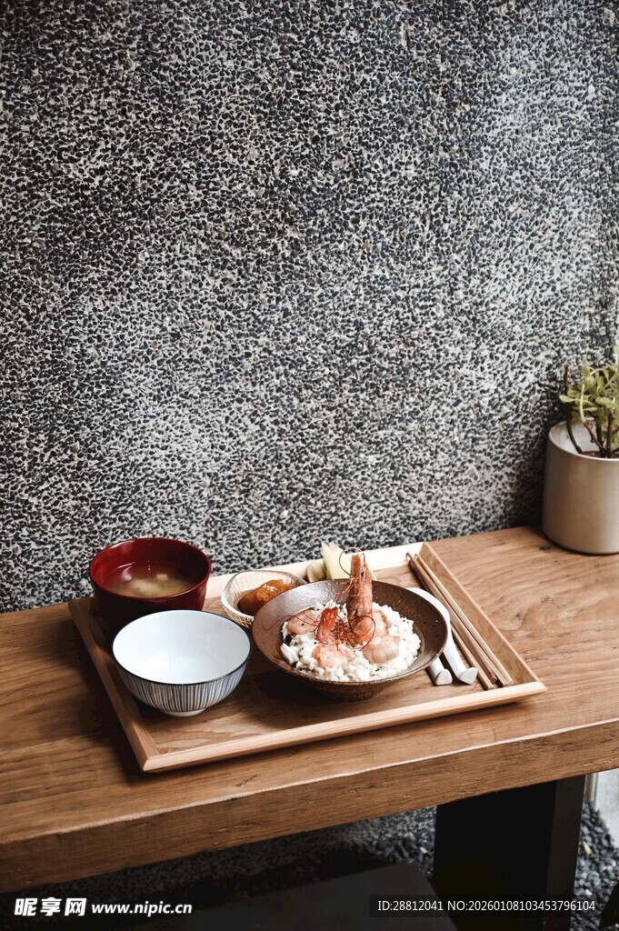 日式精致茶点摆设于木桌