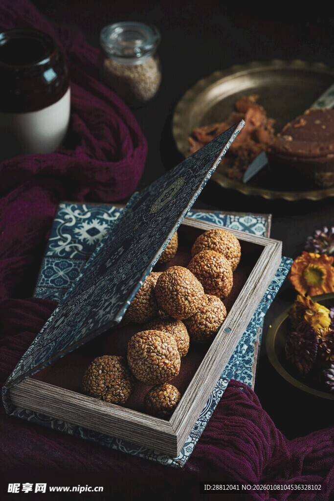 木盒中的美味糕点