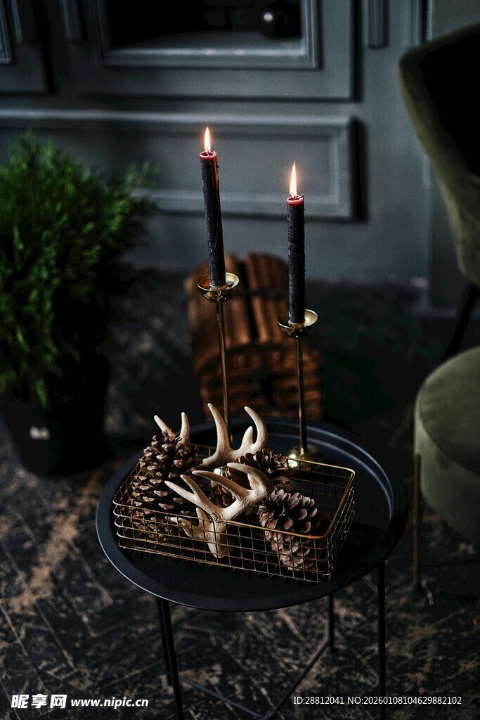 户外温馨烛光松果装饰场景