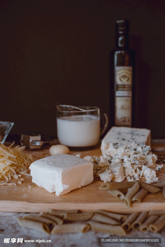 多样奶酪与调料的静物组合