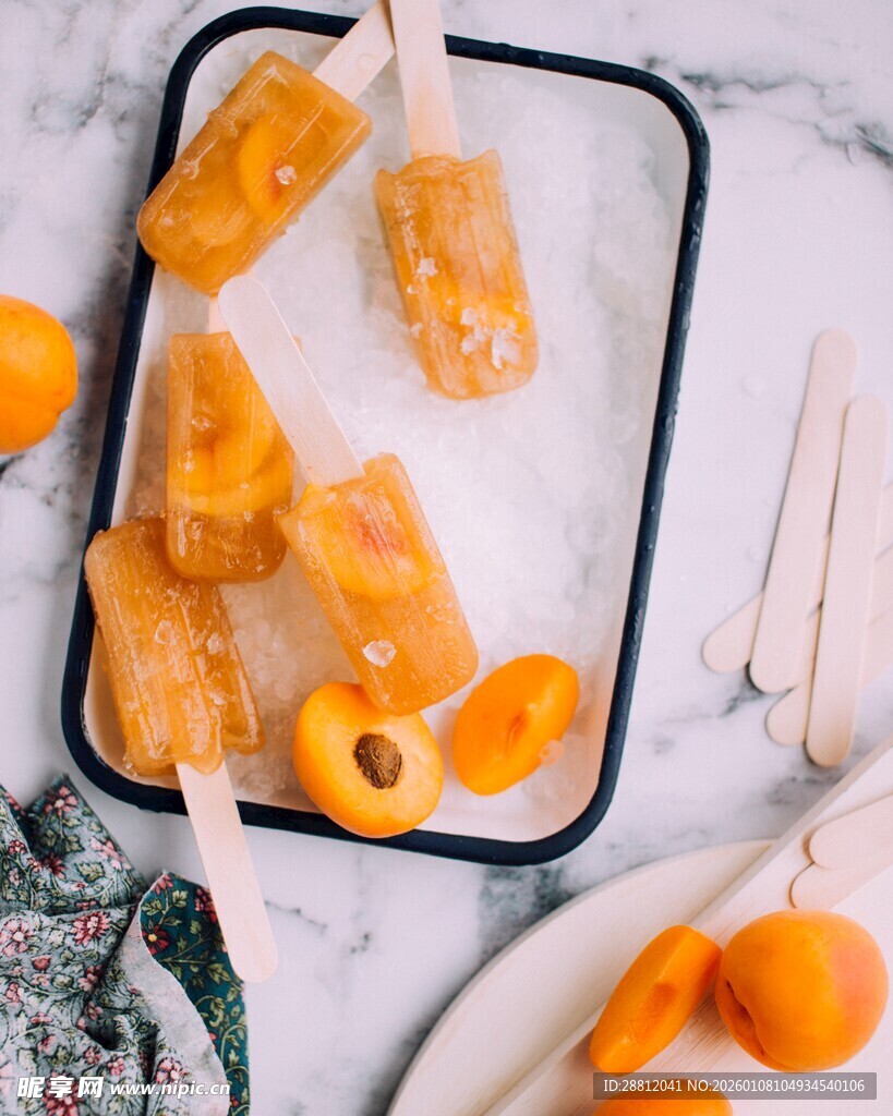 托盘上美味的杏子冰棒