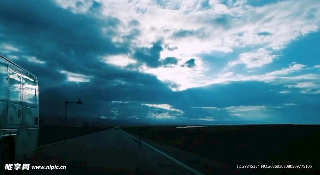 公路尽头的天空美景
