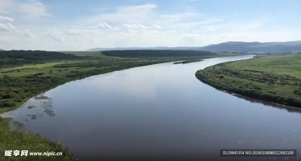 蜿蜒河流旁的广袤绿野